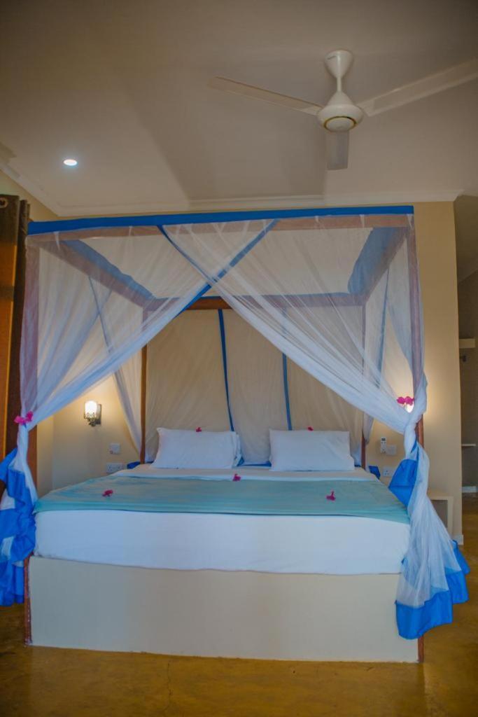 Mafia Neptune Villa Lodge Utende Екстериор снимка